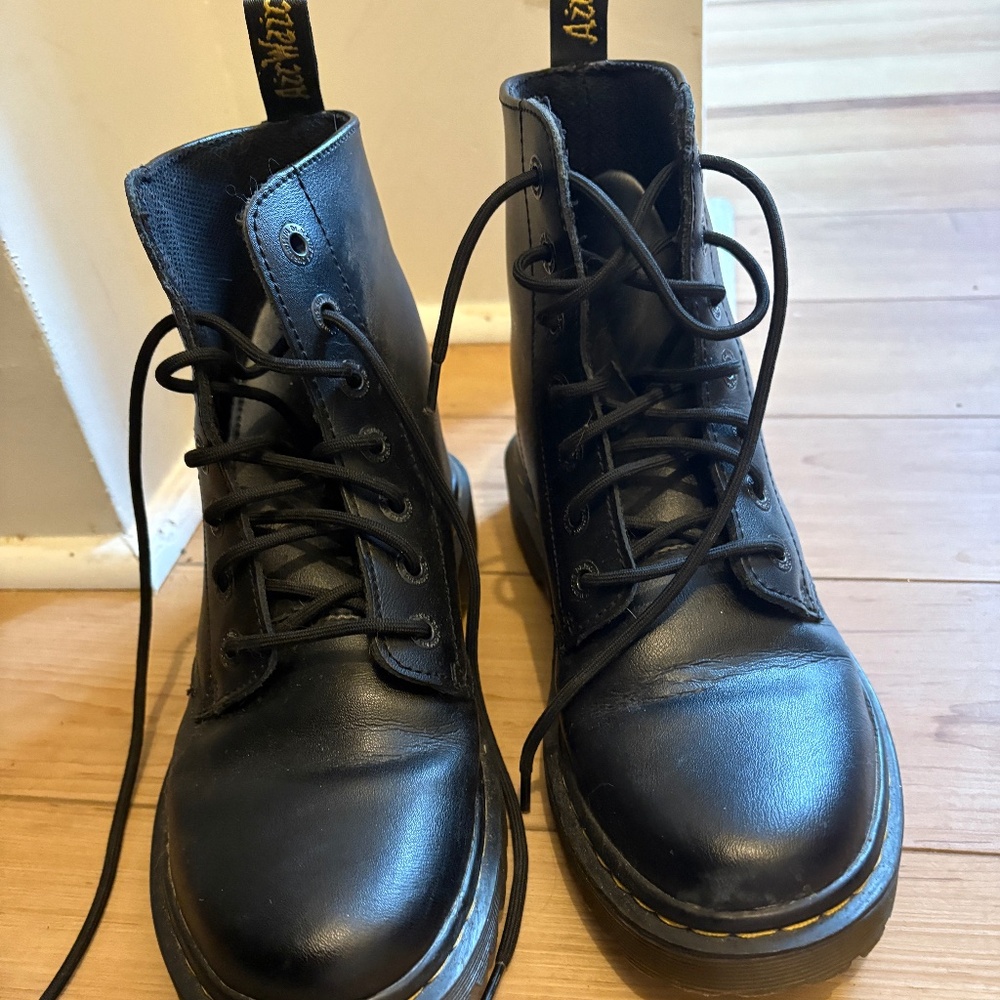 DR.MARTENS LUANA LACE UP BOOTS